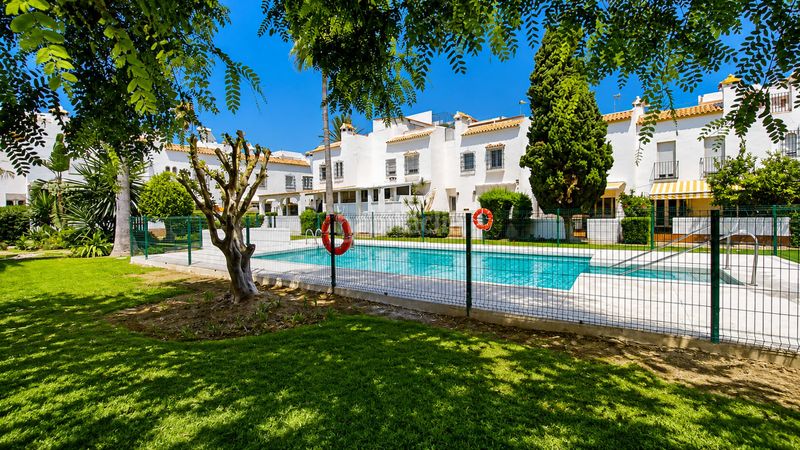 Foto dccbf6db-55be-498e-bc8c-5144f501235c. Casa adossada amb piscina a marina de Casares Casares