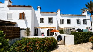 Casa adossada a Marina de Casares. Esta es una oportunidad única para adquirir una casa adosada de