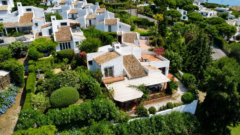 Foto 5ff302cb-5fb7-4e54-9a27-2e79d3e75f62. Casa amb piscina a bahía de Casares Casares