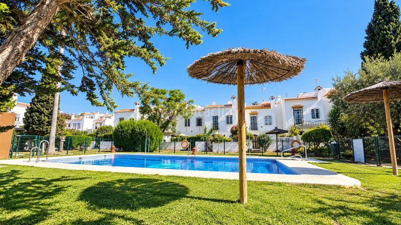 Foto 513ead7f-4d4b-4ca3-8156-378ee3378434. Casa aparellada amb piscina a marina de Casares Casares