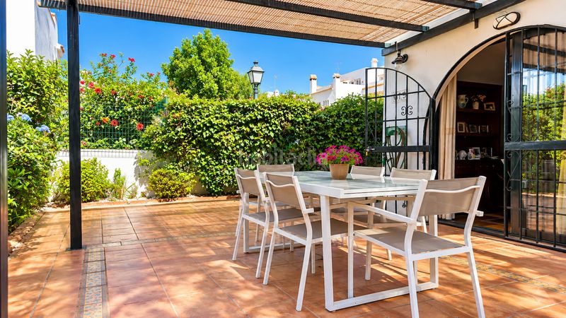 Foto 75d5511d-058e-4e92-85a5-7d561518b55c. Casa bifamiliare con piscina in marina de Casares Casares