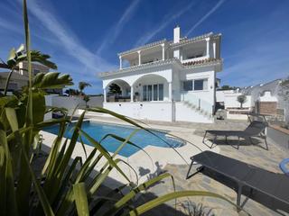 Casa en Alcorrn. Impresionante villa independiente con preciosas vistas a la cost