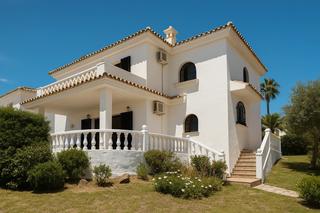 Casa aparellada a La Duquesa. Una oportunidad única para una espaciosa casa adosada con piscin