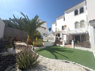 Rez-de-chaussée à Alcorrín. Este acogedor y elegante apartamento en planta baja, con jardín