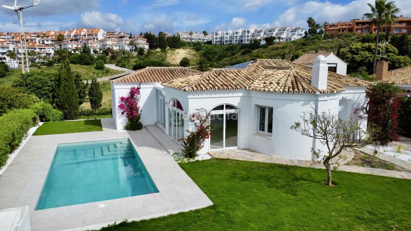 Foto 68ae82c9-e3e4-4cf6-b69d-dabde9064a5e. Casa amb aparcament piscina a Alcorrín Manilva