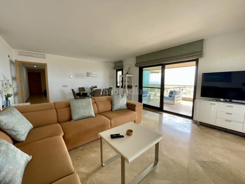 Foto 0778bd25-e934-416c-a529-c1c25e4d0736. Apartamento este impresionante apartamento de 3 dormitorios en primera línea de playa se encuentra en marina dEl Castillo, la duquesa, con vis en Manilva