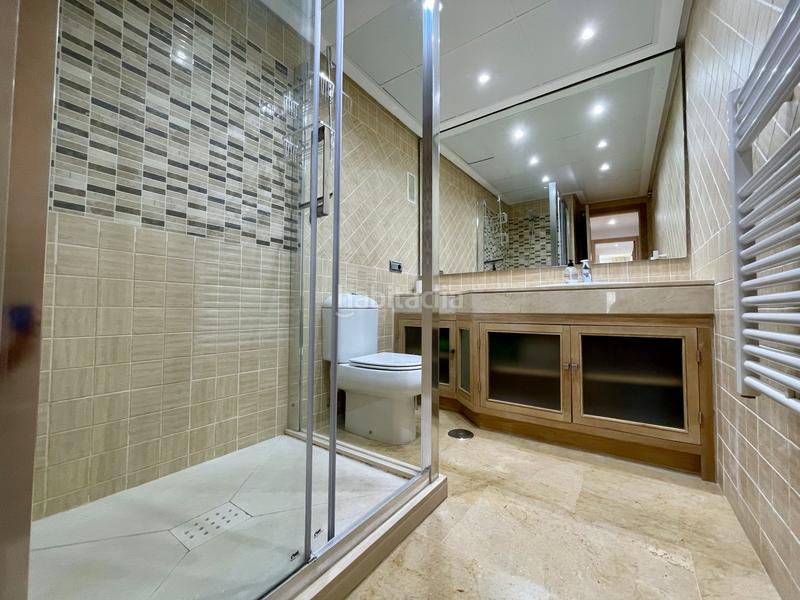 Foto 2beec4c1-5edb-4709-9d6e-4cbbb3d8f2a0. Apartamento este impresionante apartamento de 3 dormitorios en primera línea de playa se encuentra en marina dEl Castillo, la duquesa, con vis en Manilva