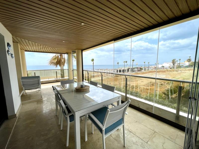Foto 548a908b-b3cc-42ed-894d-5fb5108a9b40. Apartamento este impresionante apartamento de 3 dormitorios en primera línea de playa se encuentra en marina dEl Castillo, la duquesa, con vis en Manilva