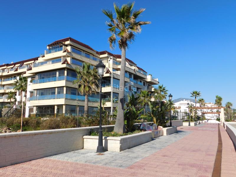 Foto 96b79e02-a9cf-43e2-a33a-9263704fc15a. Apartamento este impresionante apartamento de 3 dormitorios en primera línea de playa se encuentra en marina dEl Castillo, la duquesa, con vis en Manilva