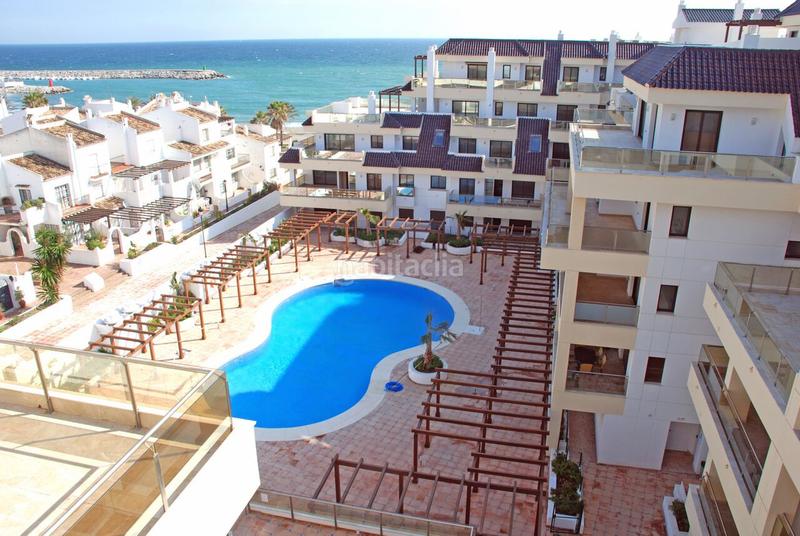 Foto a19a673c-9bcb-49b9-b26f-734132ee1455. Apartamento este impresionante apartamento de 3 dormitorios en primera línea de playa se encuentra en marina dEl Castillo, la duquesa, con vis en Manilva