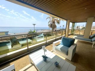 Apartament a El Castillo. Propiedad en primera línea de playa cerca del puerto deportivo d