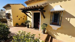 Casa en La Duquesa. Esta impresionante villa se encuentra en la popular zona de jard