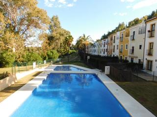 Casa adossada a Bahía de Casares. Encantadora casa adosada situada en la tranquila y privada urban