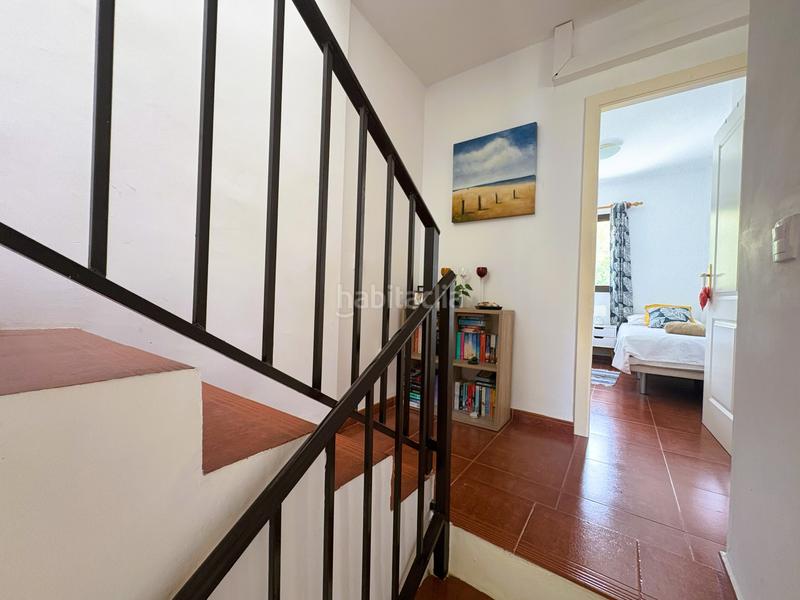 Foto 01978c42-64e0-4a23-be7c-007e3e8da826. Casa adosada esta es una magnífica casa adosada en excelente estado con jardín privado, situada en la tranquila urbanización cerrada de cortijo en Casares