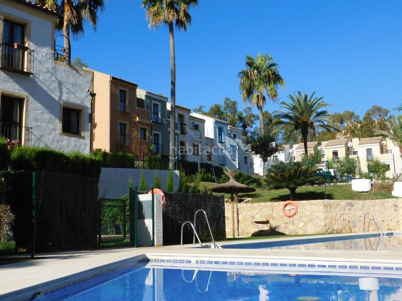 Foto 06cfd0f5-255e-4a5c-9858-67f067a4bcf0. Casa adosada esta es una magnífica casa adosada en excelente estado con jardín privado, situada en la tranquila urbanización cerrada de cortijo en Casares