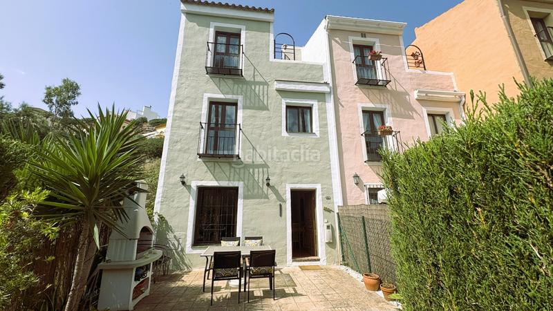 Foto 191fae7c-b593-4334-9840-1982f4afac84. Casa adosada esta es una magnífica casa adosada en excelente estado con jardín privado, situada en la tranquila urbanización cerrada de cortijo en Casares