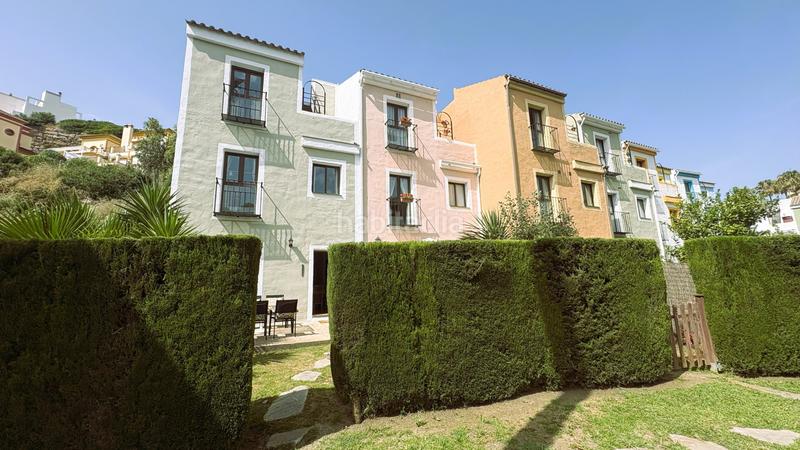 Foto 352dae29-a6cc-4c36-b23d-1c760c72256a. Casa adosada esta es una magnífica casa adosada en excelente estado con jardín privado, situada en la tranquila urbanización cerrada de cortijo en Casares