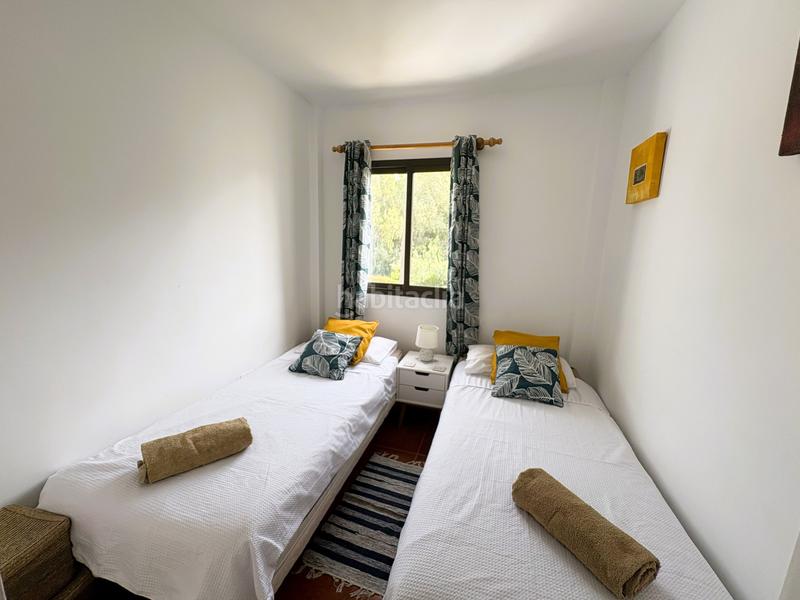 Foto 7e64bd8d-dcd2-49b3-9b19-47beae9f5f1e. Casa adosada esta es una magnífica casa adosada en excelente estado con jardín privado, situada en la tranquila urbanización cerrada de cortijo en Casares