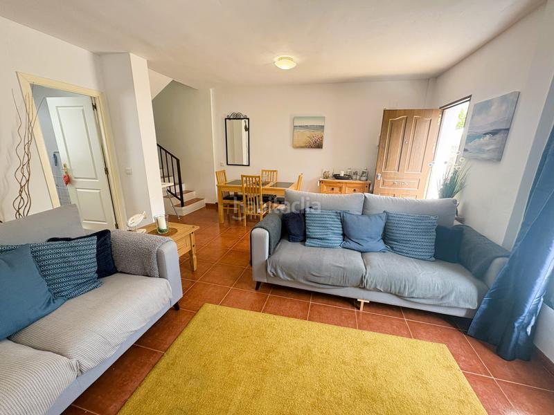 Foto 8ce20a8d-82df-4441-9ae7-359fdc4bea13. Casa adosada esta es una magnífica casa adosada en excelente estado con jardín privado, situada en la tranquila urbanización cerrada de cortijo en Casares