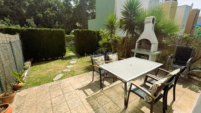 Foto 996fc5df-91b0-4ab5-8d23-8b4086468634. Casa adosada esta es una magnífica casa adosada en excelente estado con jardín privado, situada en la tranquila urbanización cerrada de cortijo en Casares