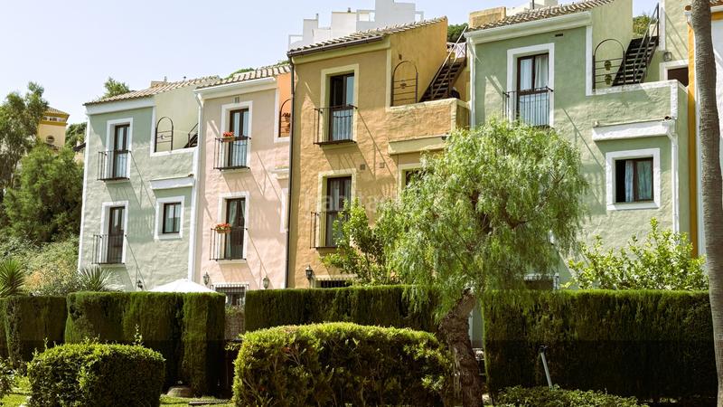 Foto b4b09ba1-9a6e-46fc-839a-8e8eba083600. Casa adosada esta es una magnífica casa adosada en excelente estado con jardín privado, situada en la tranquila urbanización cerrada de cortijo en Casares