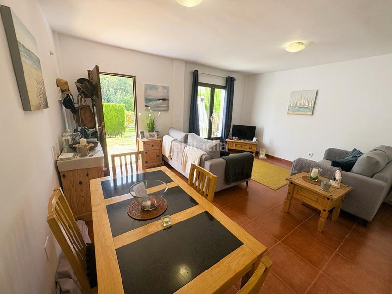 Foto b7e0b8ce-dfd9-4086-a81b-a5ee7cb7e81d. Casa adosada esta es una magnífica casa adosada en excelente estado con jardín privado, situada en la tranquila urbanización cerrada de cortijo en Casares