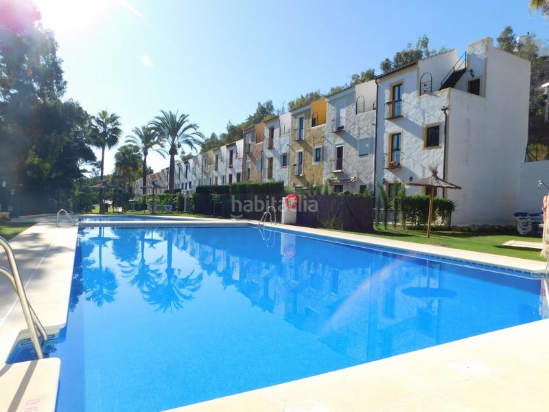 Foto c547efd0-9b87-4d63-8313-65aa53a5b38d. Casa adosada esta es una magnífica casa adosada en excelente estado con jardín privado, situada en la tranquila urbanización cerrada de cortijo en Casares