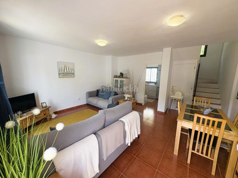 Foto f0c56242-cfbd-4188-bb4c-f1ba2a9d6fb6. Casa adosada esta es una magnífica casa adosada en excelente estado con jardín privado, situada en la tranquila urbanización cerrada de cortijo en Casares
