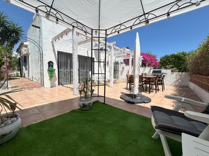 Foto b0a1afde-8613-4a3c-98be-13ce1271c54a. Casa adossada amb piscina a Alcorrín Manilva