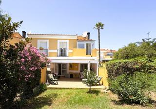 Casa adossada a La Duquesa. Preciosa casa adosada con un amplio jardín privado y una fantást