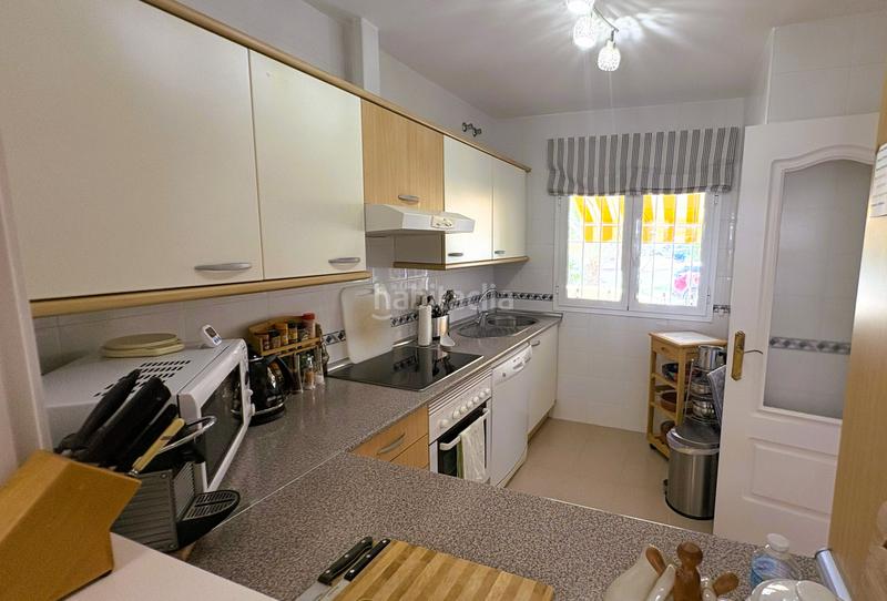 Foto 70c457bd-cfb3-4ff6-a658-6829a1341242. Casa adosada preciosa casa adosada con un amplio jardín privado y una fantástica terraza, con vistas a las calles de duquesa golf. en Manilva