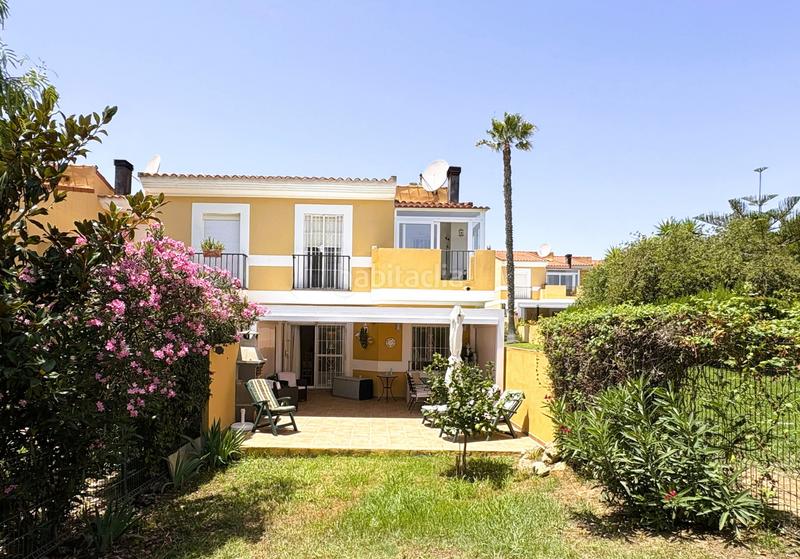 Foto a770a897-2b0c-4fd7-a6ac-10e153ae0423. Casa adosada preciosa casa adosada con un amplio jardín privado y una fantástica terraza, con vistas a las calles de duquesa golf. en Manilva