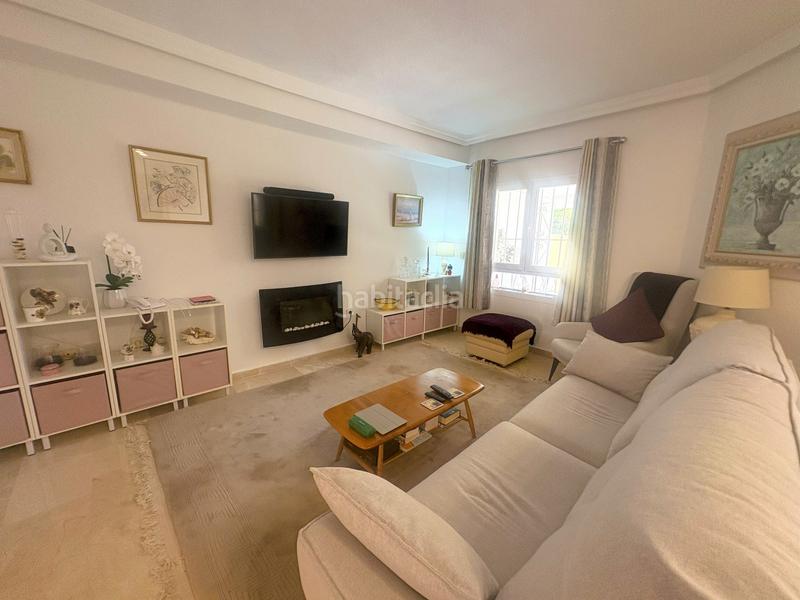 Foto ce6e628d-4a62-48e5-947a-cfb8500d46c1. Casa adosada preciosa casa adosada con un amplio jardín privado y una fantástica terraza, con vistas a las calles de duquesa golf. en Manilva