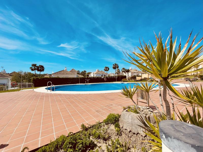 Foto cfcf6349-0844-441d-88b0-23ba7575b399. Casa adosada preciosa casa adosada con un amplio jardín privado y una fantástica terraza, con vistas a las calles de duquesa golf. en Manilva