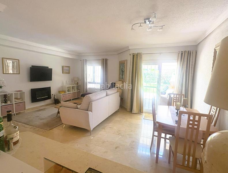 Foto d453df20-4a59-4b37-8698-94fdd6c8db36. Casa adosada preciosa casa adosada con un amplio jardín privado y una fantástica terraza, con vistas a las calles de duquesa golf. en Manilva