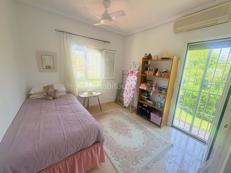 Foto dc121827-e0af-4f24-81a5-0125f3628533. Casa adosada preciosa casa adosada con un amplio jardín privado y una fantástica terraza, con vistas a las calles de duquesa golf. en Manilva