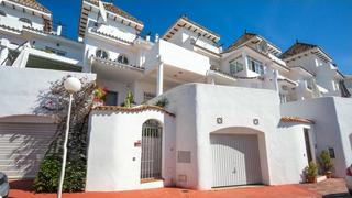 Casa adossada a La Duquesa. Ubicada en la codiciada urbanización jardines del golf en duques