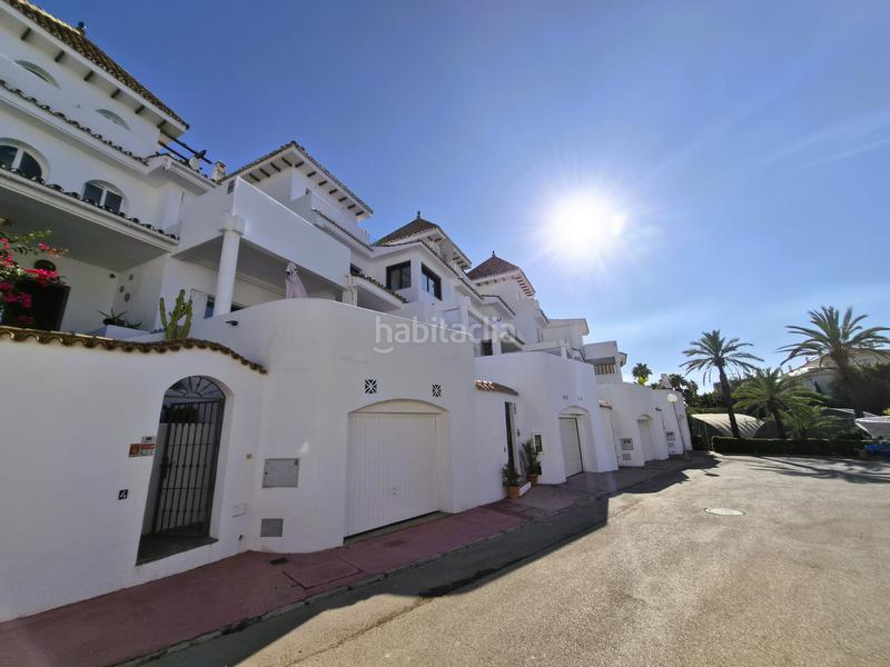 Foto 10e638f6-9886-4acb-94fa-cc88aeca58e7. Casa adosada ubicada en la codiciada urbanización jardines del golf en duquesa, españa, esta elegante casa adosada se encuentra en primera líne en Manilva