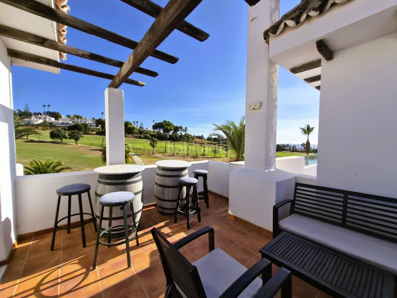 Foto 241ff2aa-5f91-4f13-a8c8-97cd57cabebd. Casa adosada ubicada en la codiciada urbanización jardines del golf en duquesa, españa, esta elegante casa adosada se encuentra en primera líne en Manilva