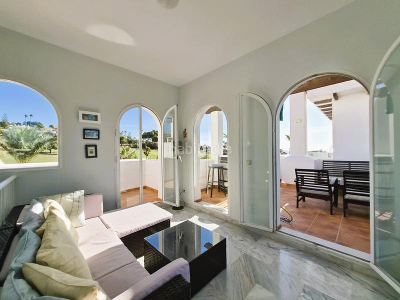 Foto 2b04d243-4b5e-4ac7-a0c9-d9dc059e760f. Casa adosada ubicada en la codiciada urbanización jardines del golf en duquesa, españa, esta elegante casa adosada se encuentra en primera líne en Manilva