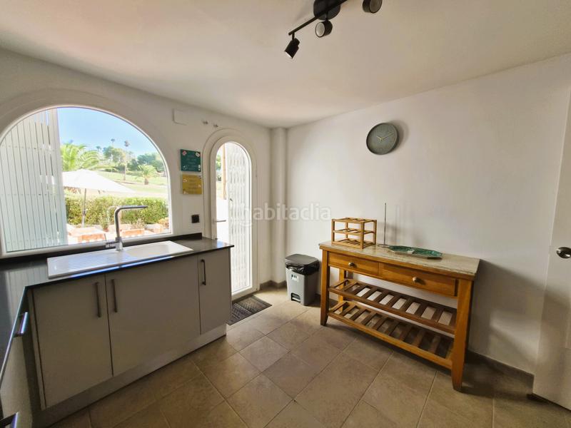 Foto 42595e25-2165-40a7-9144-ef924cc12617. Casa adosada ubicada en la codiciada urbanización jardines del golf en duquesa, españa, esta elegante casa adosada se encuentra en primera líne en Manilva