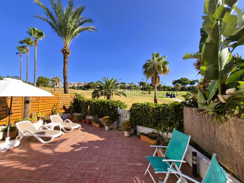 Foto 55038d2a-fe89-43c0-bad1-ae73534d8cb7. Casa adosada ubicada en la codiciada urbanización jardines del golf en duquesa, españa, esta elegante casa adosada se encuentra en primera líne en Manilva