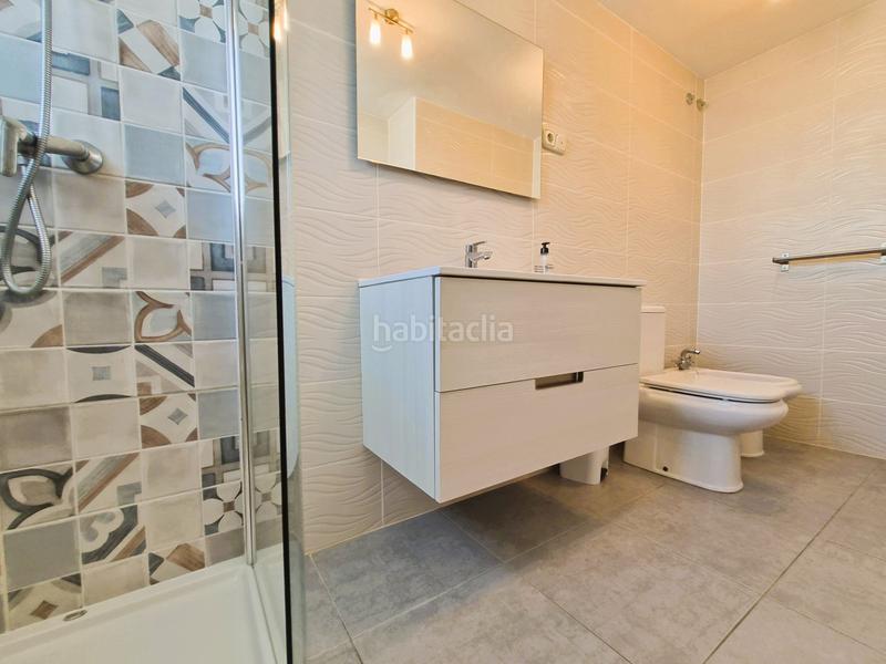 Foto 67efe7e2-7c62-430d-94d9-167d106314ca. Casa adosada ubicada en la codiciada urbanización jardines del golf en duquesa, españa, esta elegante casa adosada se encuentra en primera líne en Manilva