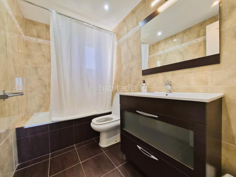 Foto 787c7368-3230-47cf-bbce-6b0cdbdfaa44. Casa adosada ubicada en la codiciada urbanización jardines del golf en duquesa, españa, esta elegante casa adosada se encuentra en primera líne en Manilva