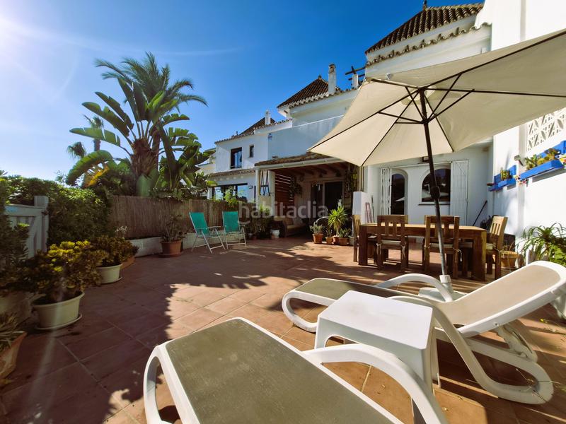 Foto 972e9eb9-b2e8-457b-b73b-44d17bcbda34. Casa adosada ubicada en la codiciada urbanización jardines del golf en duquesa, españa, esta elegante casa adosada se encuentra en primera líne en Manilva