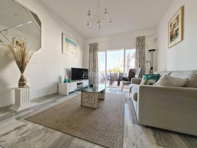 Foto a7aee7c1-af94-4b8c-b8bf-1ef34e994a2a. Casa adosada ubicada en la codiciada urbanización jardines del golf en duquesa, españa, esta elegante casa adosada se encuentra en primera líne en Manilva