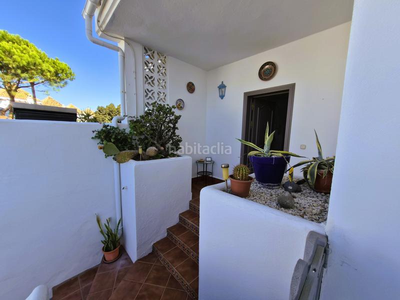 Foto a860cd79-4647-4712-9189-729909a882bf. Casa adosada ubicada en la codiciada urbanización jardines del golf en duquesa, españa, esta elegante casa adosada se encuentra en primera líne en Manilva
