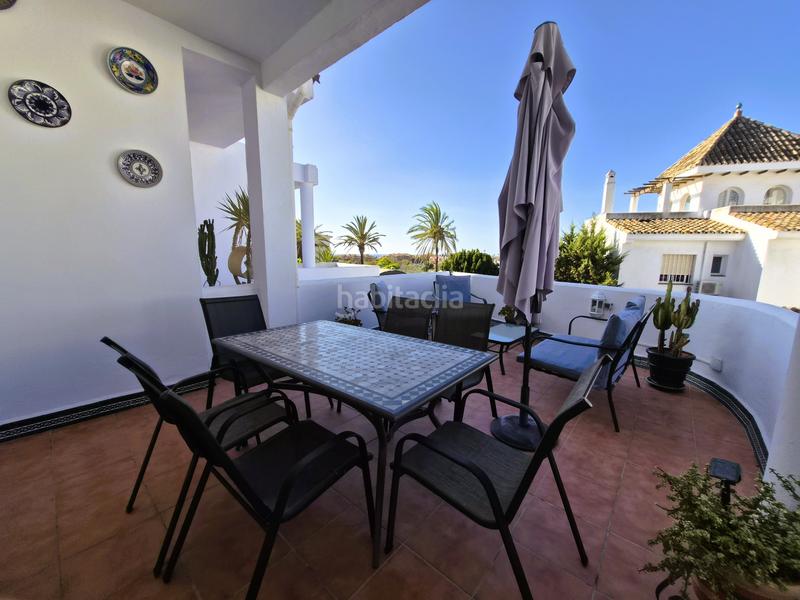 Foto c15fea02-01f7-41fd-9e8d-431bbbb35215. Casa adosada ubicada en la codiciada urbanización jardines del golf en duquesa, españa, esta elegante casa adosada se encuentra en primera líne en Manilva