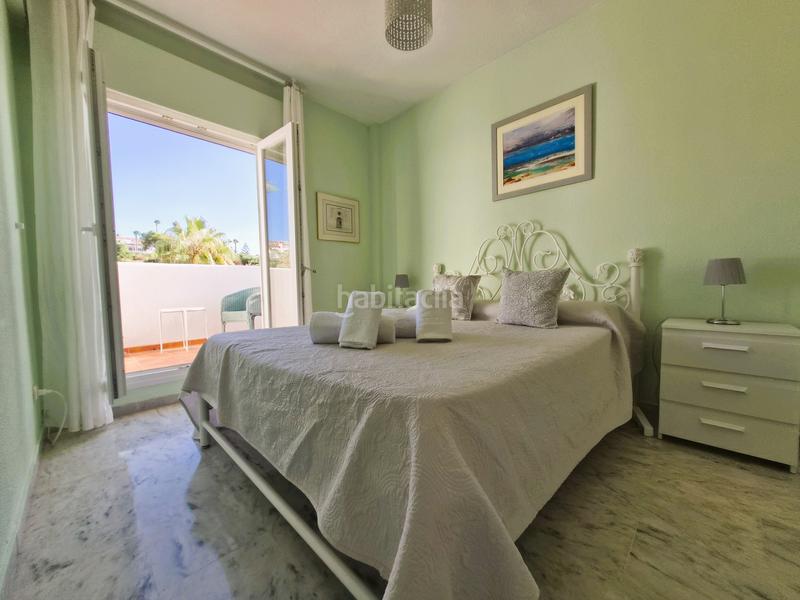 Foto c3b76514-e9fe-48c8-a476-9592519dbb87. Casa adosada ubicada en la codiciada urbanización jardines del golf en duquesa, españa, esta elegante casa adosada se encuentra en primera líne en Manilva