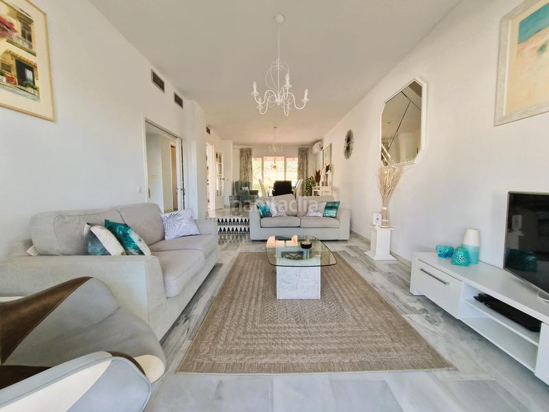 Foto d3d74c51-4c4b-4f15-97fb-621149802dd8. Casa adosada ubicada en la codiciada urbanización jardines del golf en duquesa, españa, esta elegante casa adosada se encuentra en primera líne en Manilva